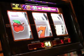 Premium77 slot interface showing live Serie A match broadcast with in-play odds